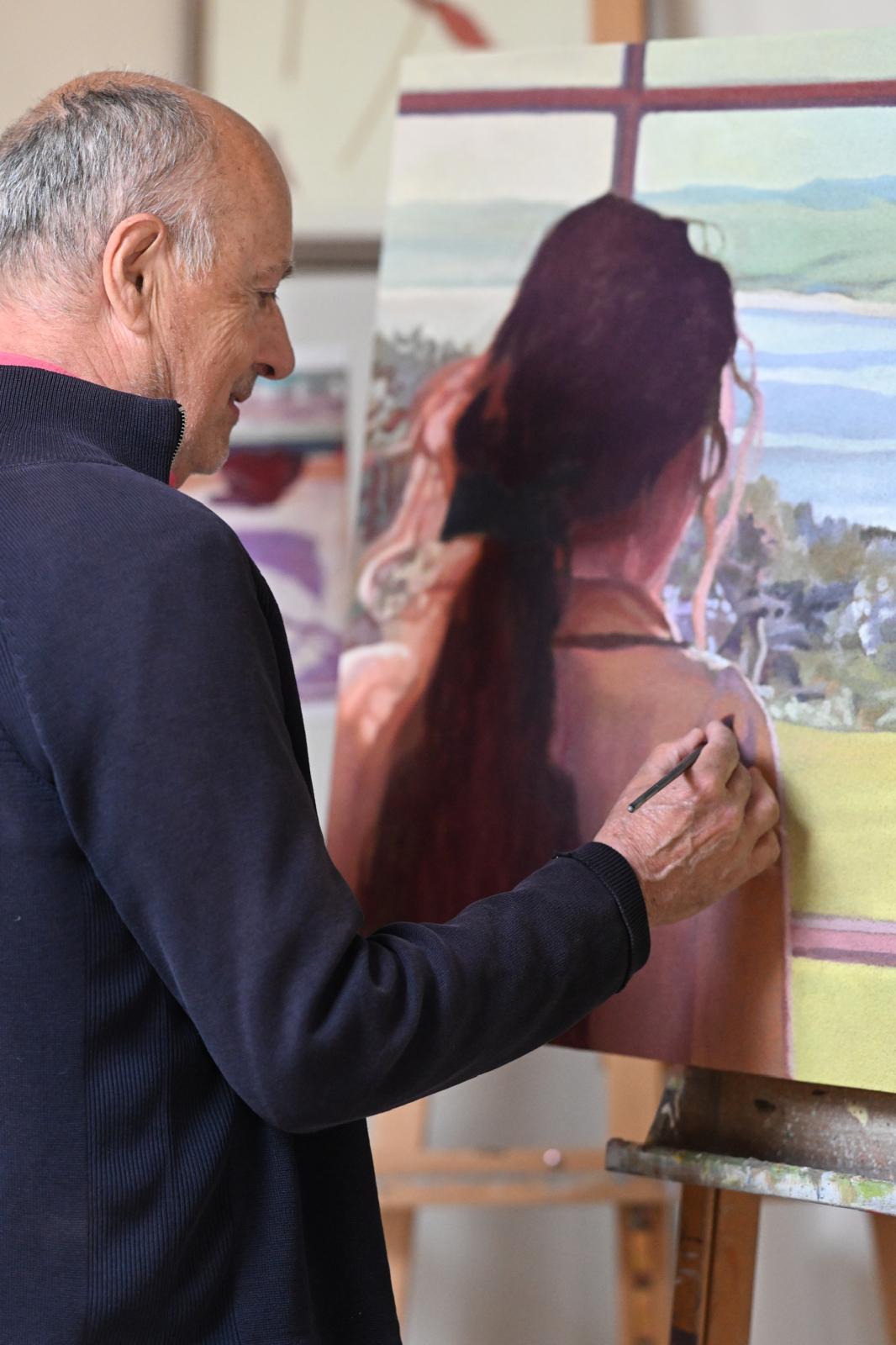 Claude Gazier peignant dans son atelier